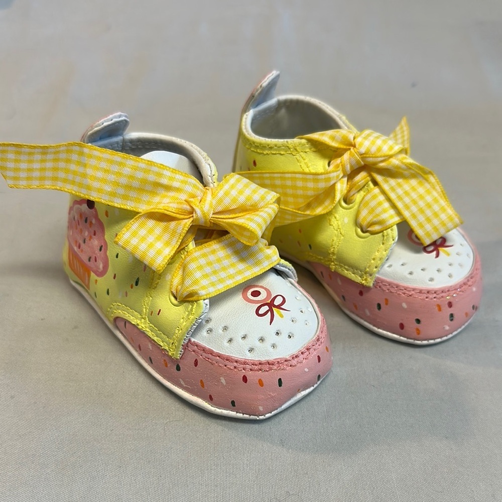 โญ๏ธ Le Tootsies - NWOT - Yellow and Pink Baby Walker Shoes with Bow